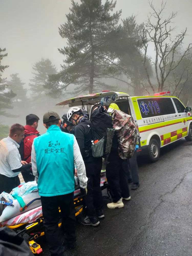 女登山客踩空滑落邊坡，一時無法動彈，警消即刻救援。翻攝畫面