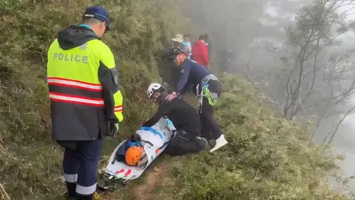 登玉山健行踩空滑落邊坡!女遊客臉部受傷無法行動 阿里山警消即刻救援