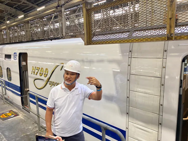 高鐵系統研發處高級工程師謝昀典解說「車間全包覆」設計。莊偉祺攝