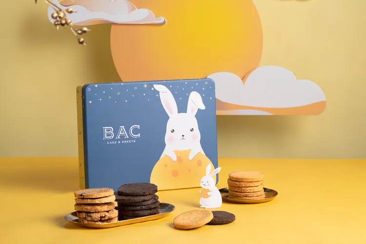 「One兔Three」手作餅乾禮盒，一盒包含香濃不膩口的金沙餅乾、細緻絲滑的黑金巧克力餅乾、香甜酥脆的蜂蜜燕麥，大人小孩都喜歡的滋味，心意一盒就到味。業者提供