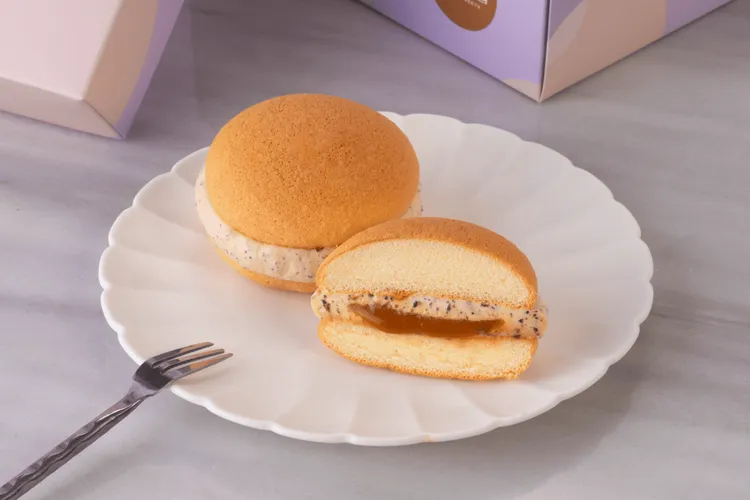 「One兔Three」法式雪芙蕾推出「琥珀生乳」雙餡口味，嚴選來自北海道的中澤奶霜與香濃琥珀焦糖融合淡淡鹽味，甜鹹交錯令人上癮。業者提供