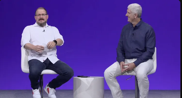 高通總裁暨執行長Cristiano Amon與Google裝置與服務事業群資深副總裁Rick Osterloh登台對談。翻攝高通Snapdragon YT