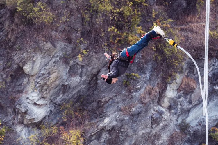 舒華喜歡玩高空彈跳，動作優美，如同仙女下凡。出去一下提供