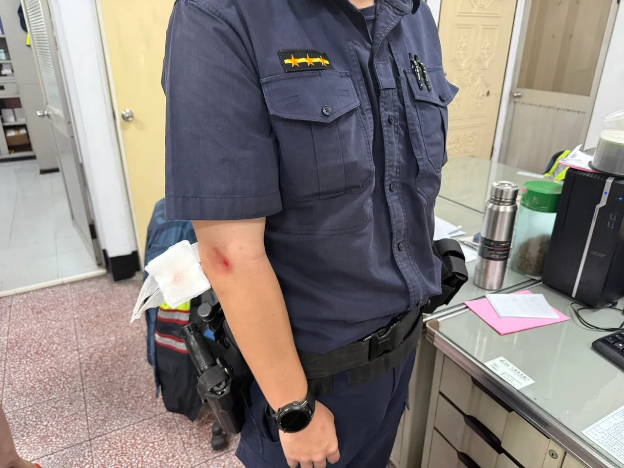员警右手臂擦伤。翻摄画面