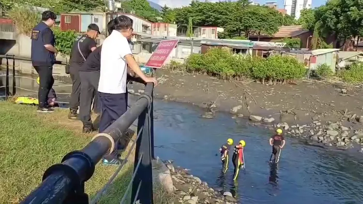 警方委請消防人員協助下水打撈可能遺骸。警方提供