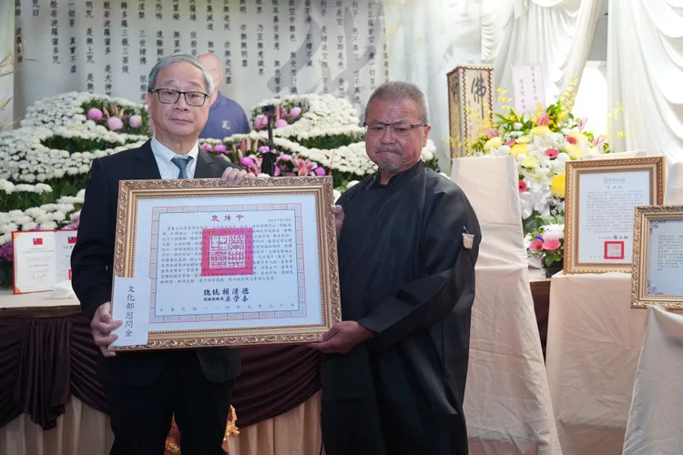 文化部長李遠代頒總統褒揚令。新竹縣府提供