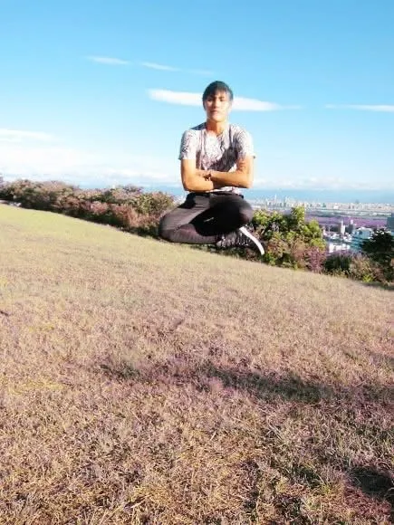 黃宣學生時期的「浮空照」。踢帕娛樂提供