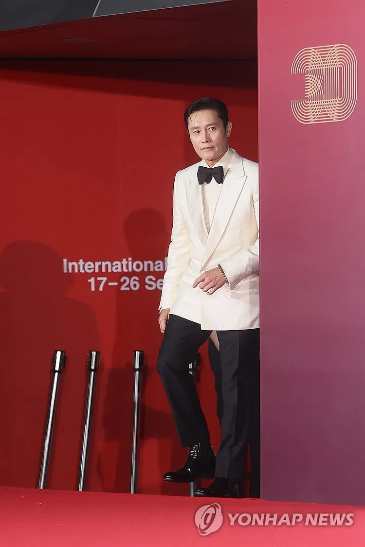 李秉憲擔任開幕典禮主持人。翻攝韓聯社