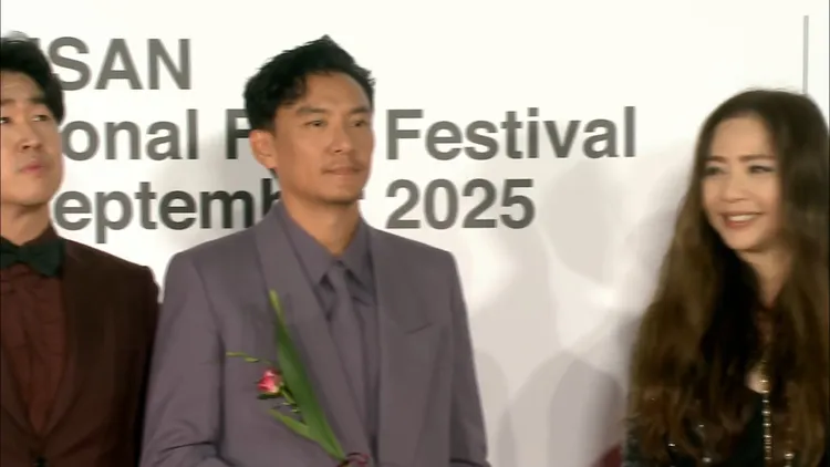 張震（中）受邀走紅毯。翻攝naver tv