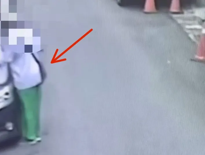 郵差送信路過發現陳婦卡在機器內一動也不動，趕緊報警尋求協助。翻攝畫面