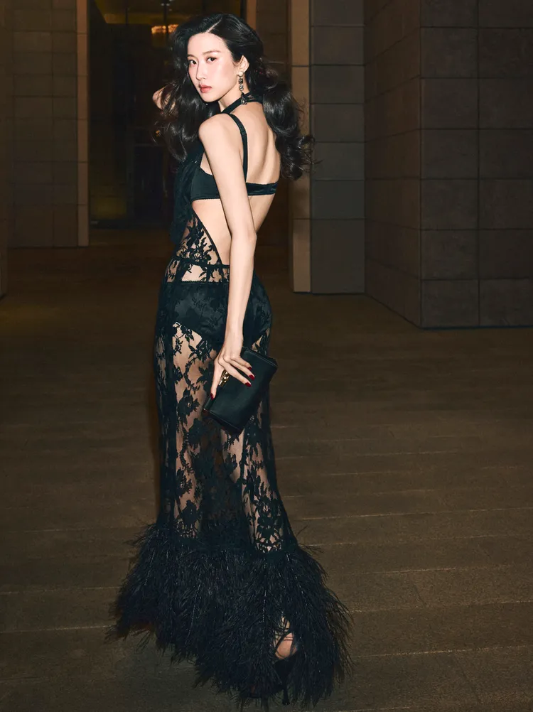 文佳煐拍攝品牌2025秋冬形象照，1襲超性感的鏤空蕾絲長洋裝直接透視內裡的內衣內褲。品牌提供