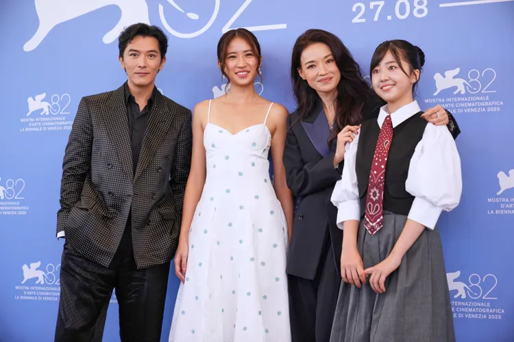 舒淇（右二）與白小櫻（右）、9m88（左二）與邱澤出席威尼斯影展。美聯社