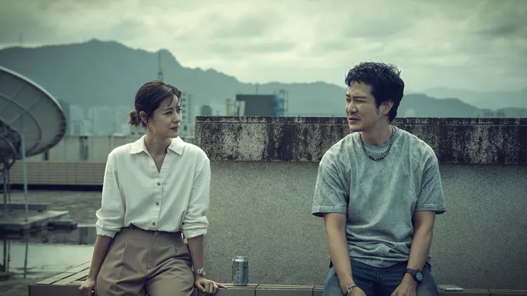 薛仕凌（右）在《死了一個娛樂女記者之後》中的表演，被認為是迷你劇男主角得獎熱門。鏡文學提供