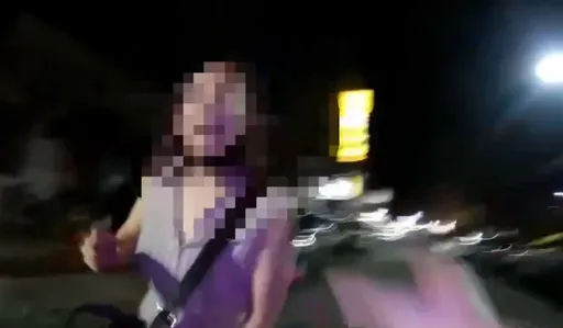 新北毒鴛鴦違規闖馬路遭警攔查 悍女拔腿跑被逮竟嗆「找律師跟你講!」