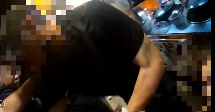 警方搜身男子時還遇到對方抗拒，徐女蹲在一旁還嗆聲：「找律師跟你們講好不好？」。翻攝畫面