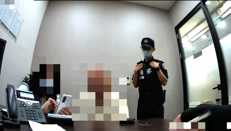 阿明依照詐團指示前往銀行匯款，幸好行員機警，報案攔阻。翻攝畫面