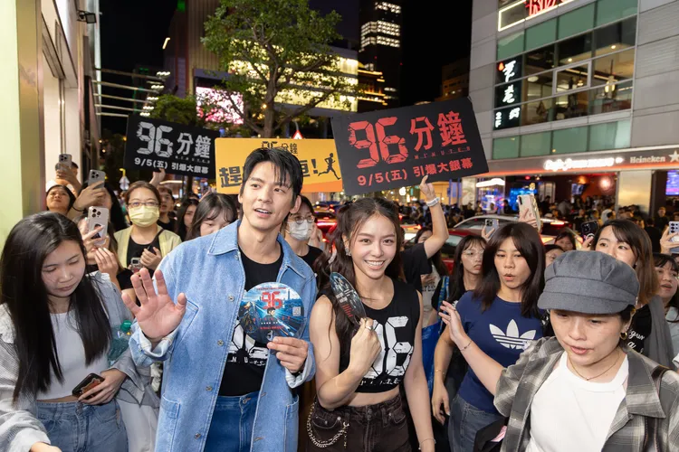 林柏宏、宋芸樺為宣傳《96分鐘》，驚喜現身台北街頭。華影國際提供
