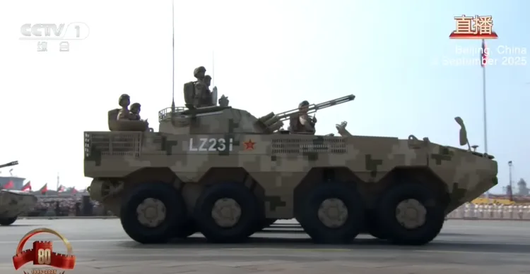 解放軍兩棲突襲方隊改採輪式裝甲車。翻攝CCTV