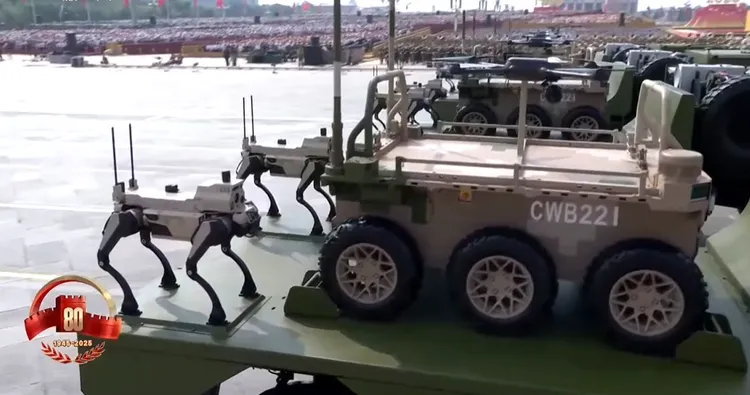 解放軍「無人作戰方隊」的機器狗與小型遙控裝甲車。翻攝CCTV