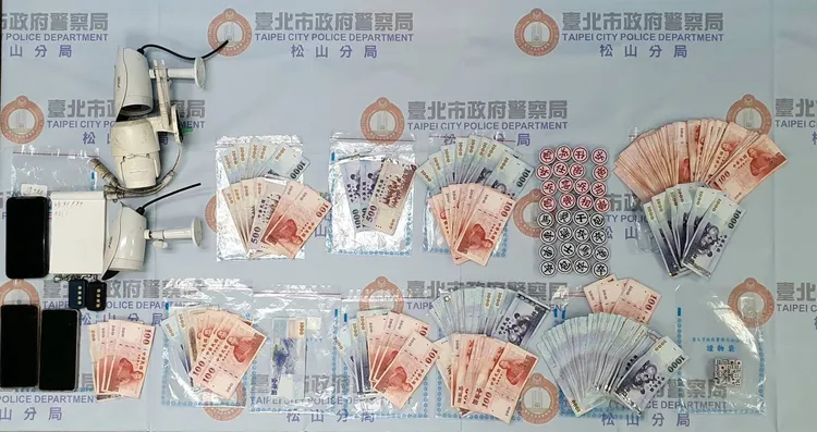 警方查扣象棋、賭資10萬元、監控設備等證物。翻攝畫面