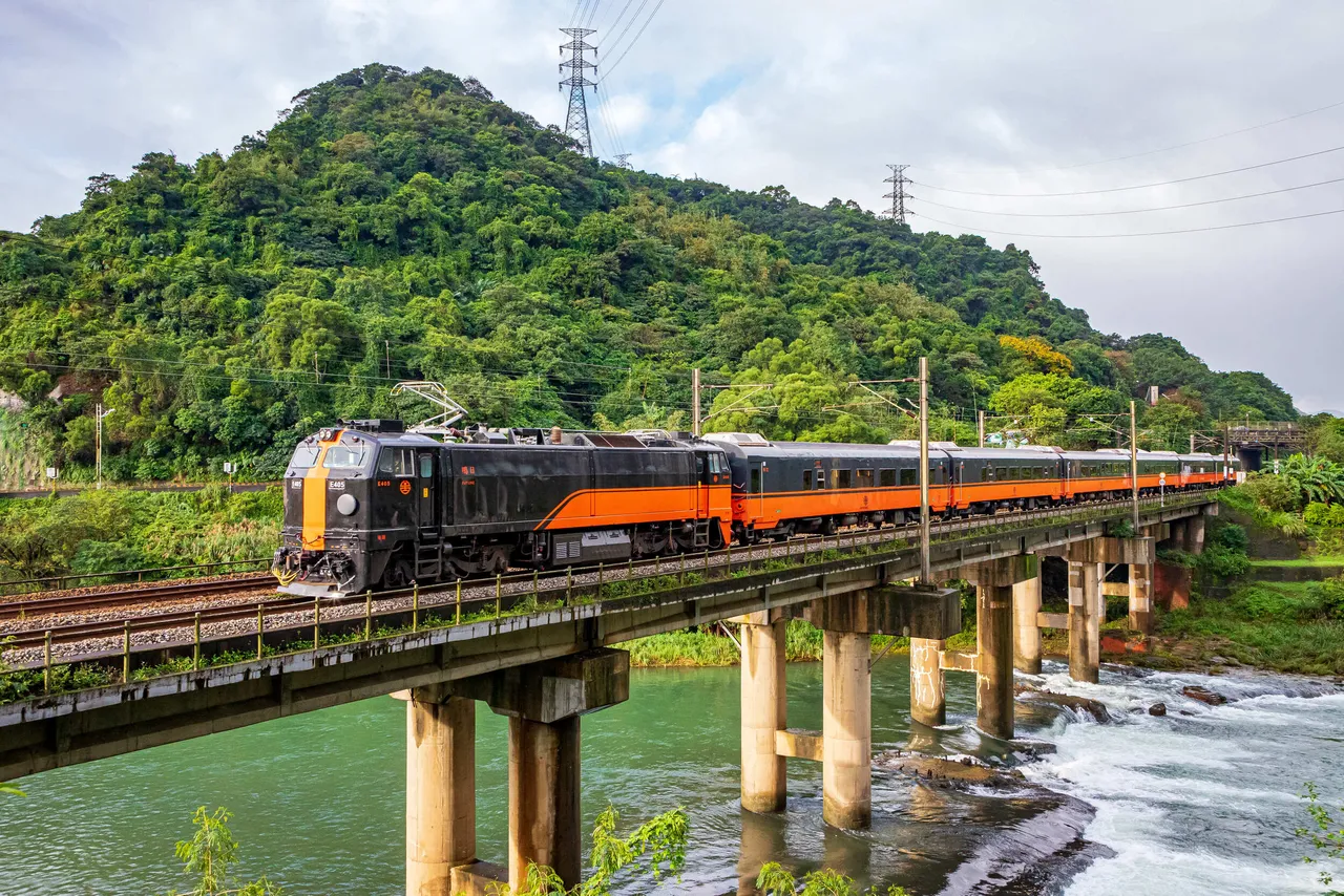 這次創新的移動火車結業典禮,將台鐵觀光列車鳴日號,轉化為一座行進中的典禮殿堂。雄獅旅遊提供