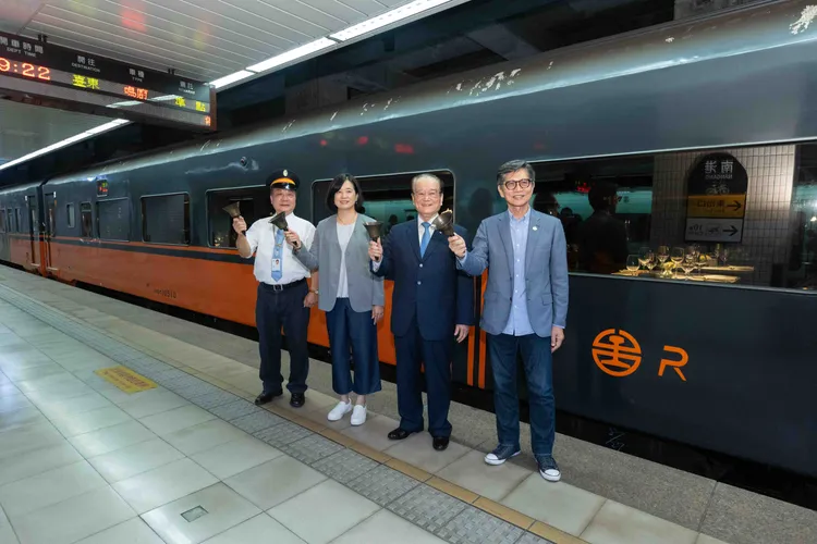 今日活動舉起象徵旅程起點的傳統「火車搖鈴」，重現百年鐵道經典發車儀式。雄獅旅遊提供