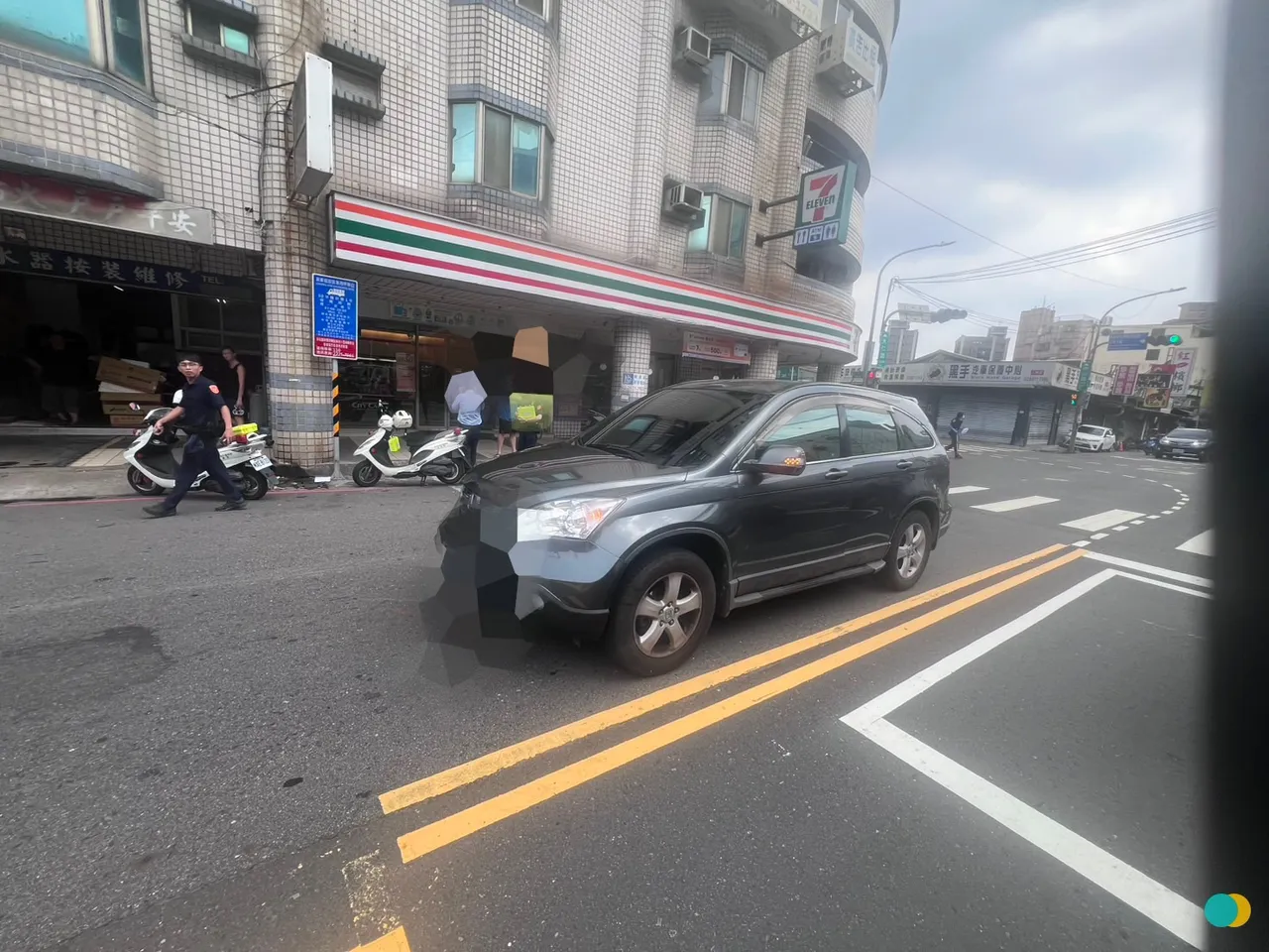 肇事的谢男酒测值为0,他辩称视力不佳加上未注意车前状况才酿祸。翻摄画面