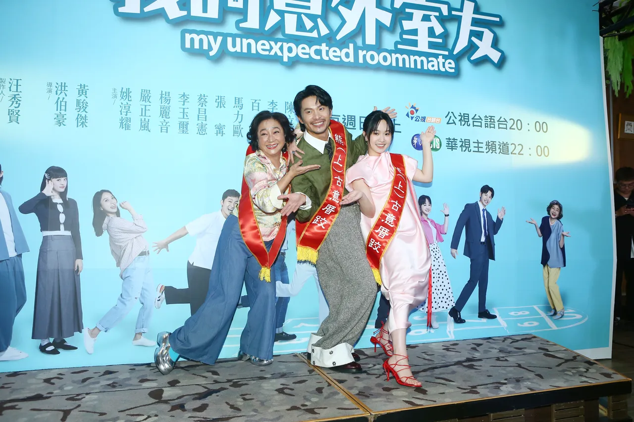 严正岚(右起)和姚淳耀双双入围金钟女主角和男主角奖,左为杨丽音。资料照