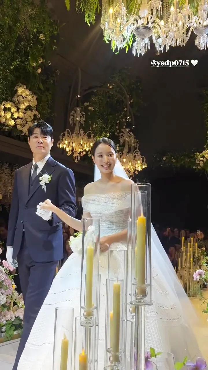 崔铉硕(左)挽著女儿崔妍秀进场,神情难掩紧张。翻摄崔妍秀IG
