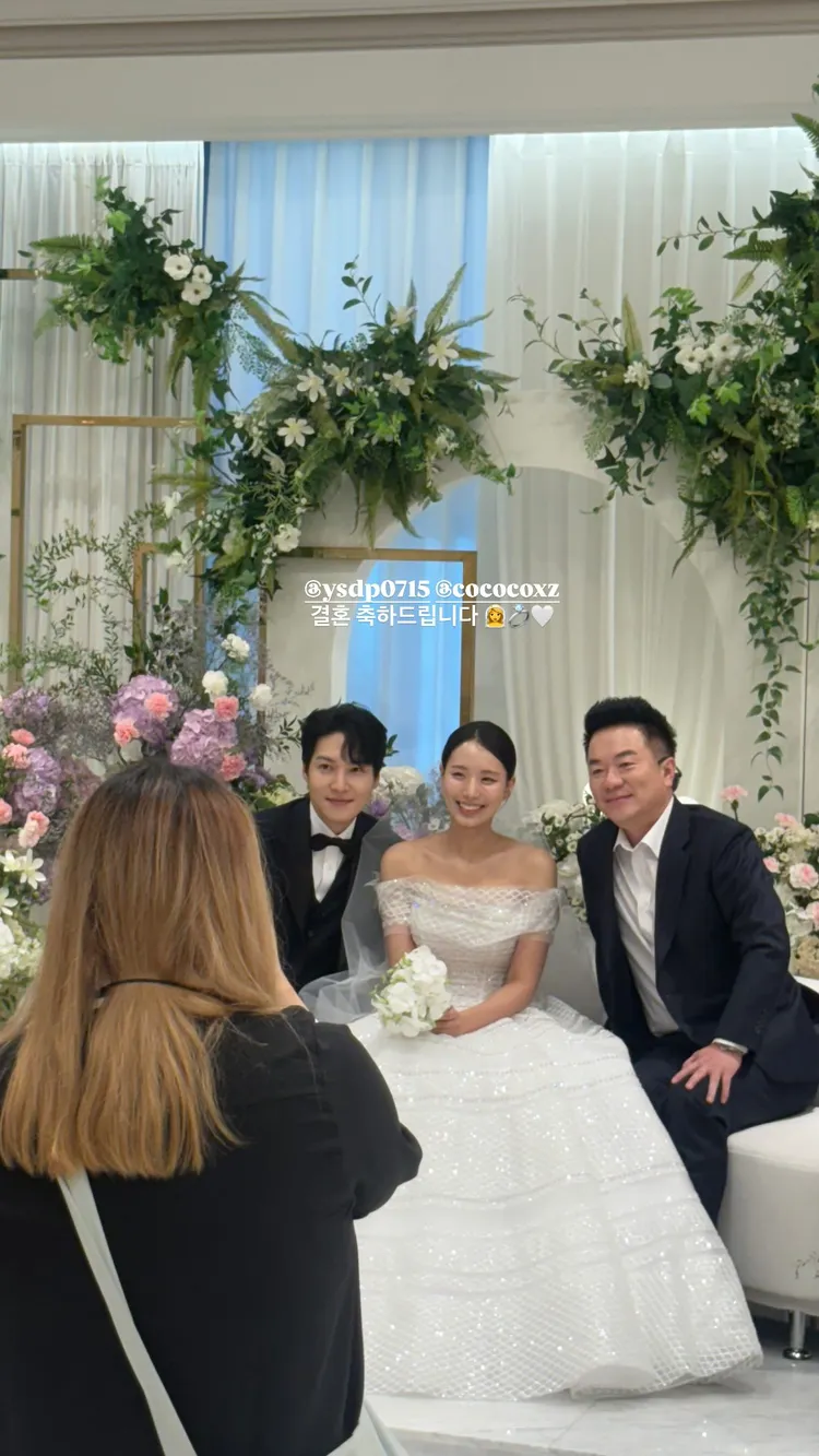 諧星金泰均（右）擔任婚禮司儀。翻攝崔妍秀IG