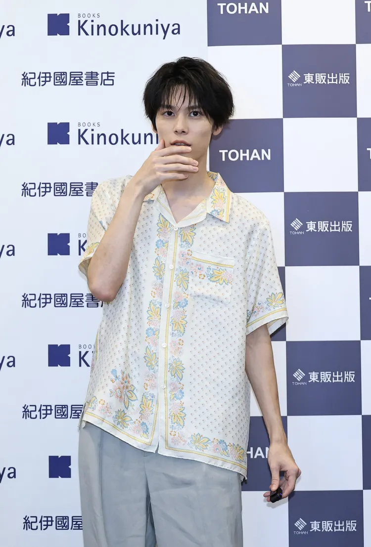 萩原利久重現寫真集中撫唇的動作。彭欣偉攝