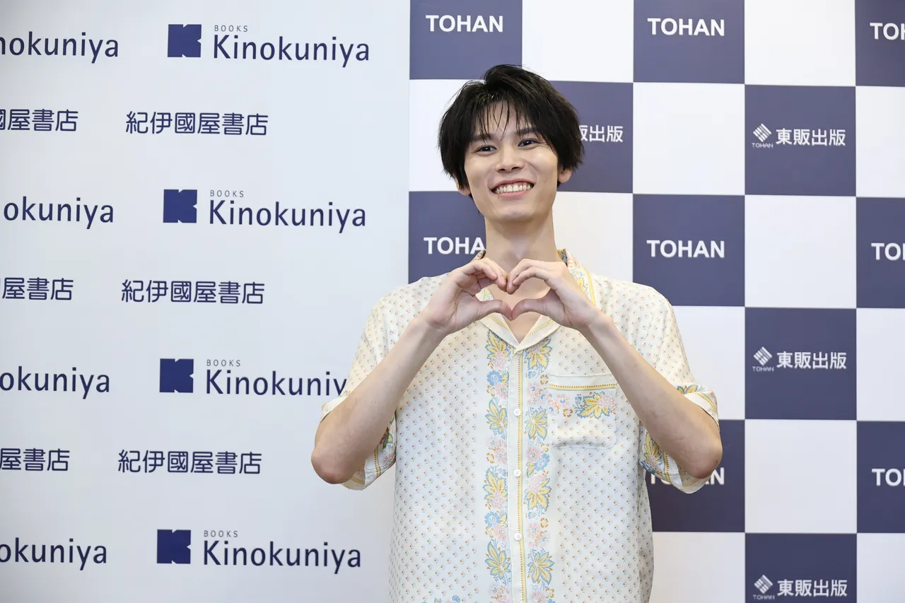 萩原利久比出愛心示愛粉絲。彭欣偉攝