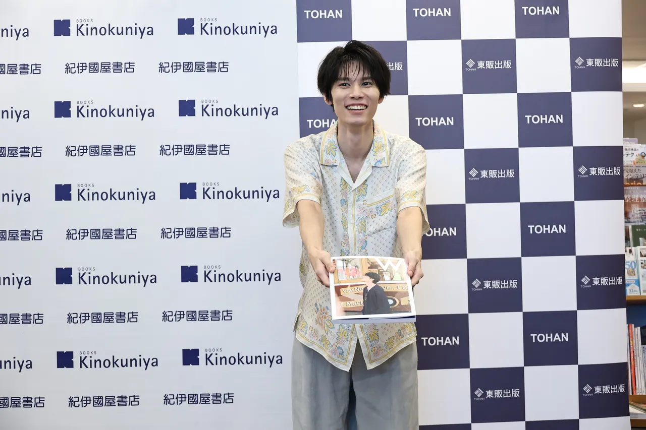 萩原利久示範將寫真集送給粉絲。彭欣偉攝