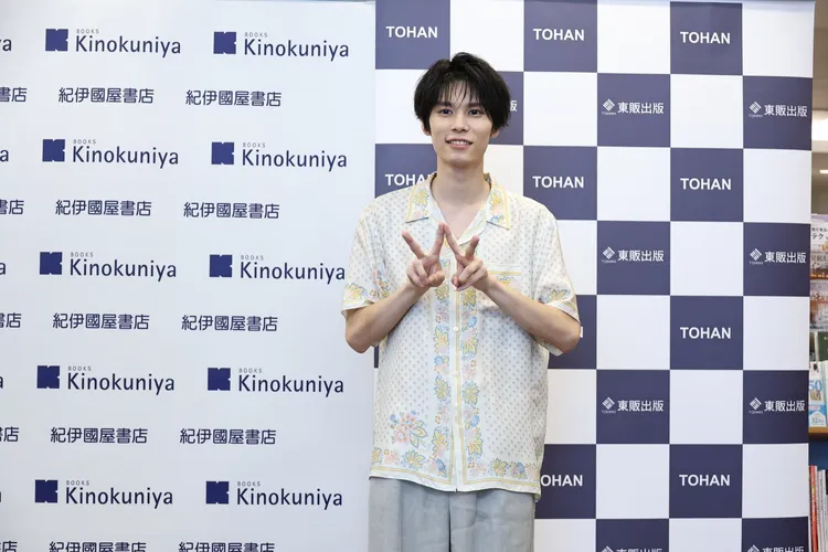 萩原利久比出寫真集的主題「W」手勢。彭欣偉攝