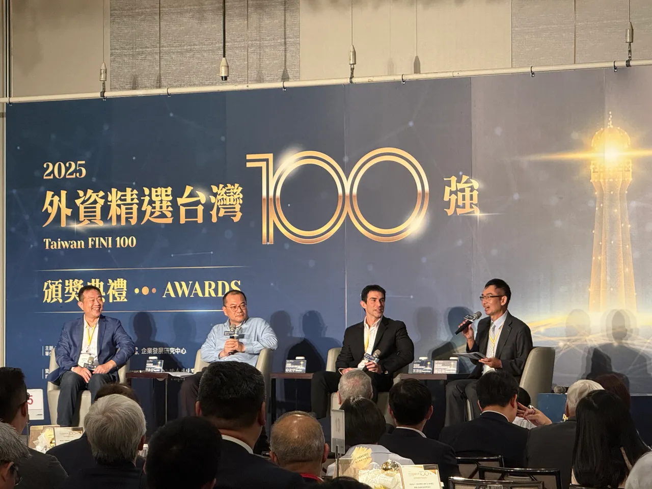 圖左至右分別為:鴻海研究院人工智慧研究所所長栗永徽、貝萊德台灣股票策略投資主管李友千、瑞銀證券台灣區研究部主管Randy Abrams以及長庚大學資產管理研究所教授邱顯比。呂承哲攝