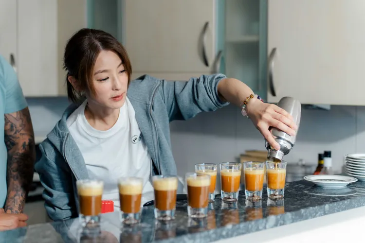 賴雅妍擔任咖啡師。好看娛樂提供