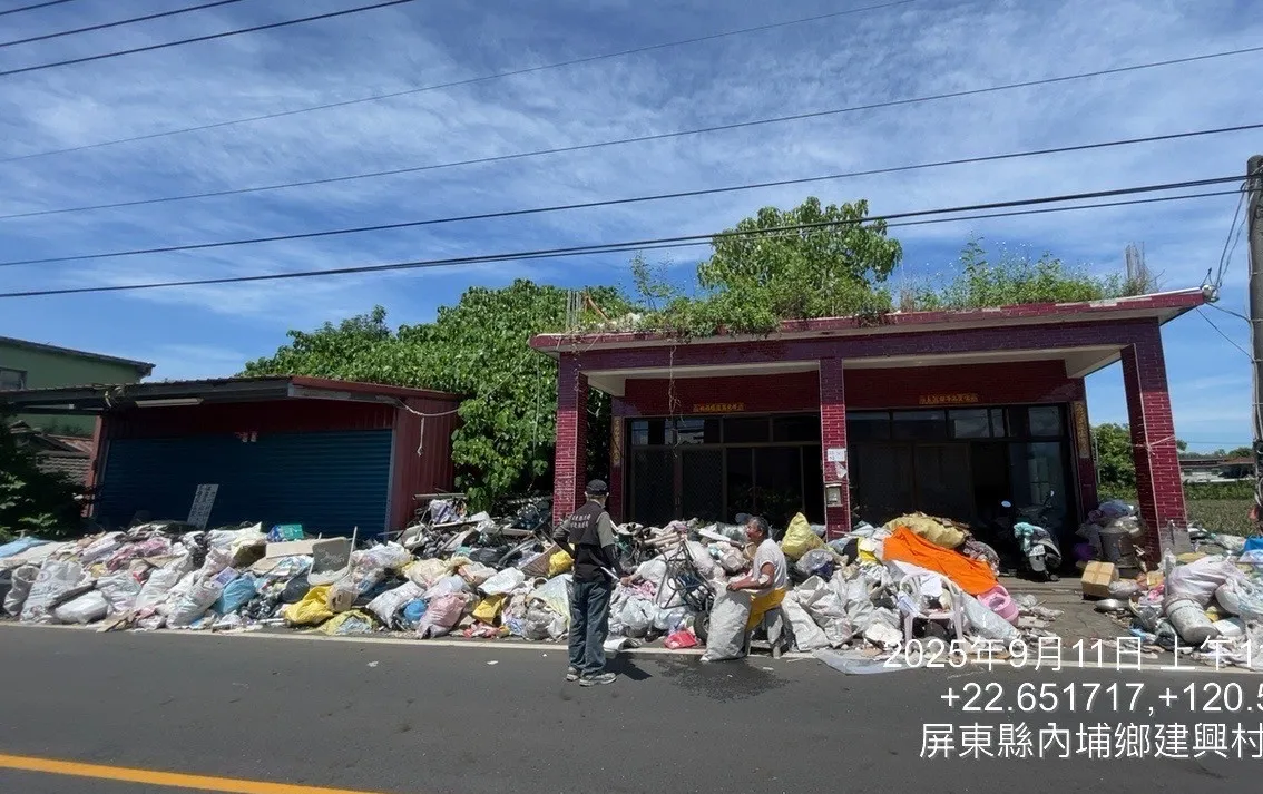 7旬潘姓老翁根本無力整理,讓門前變成垃圾山。民眾提供