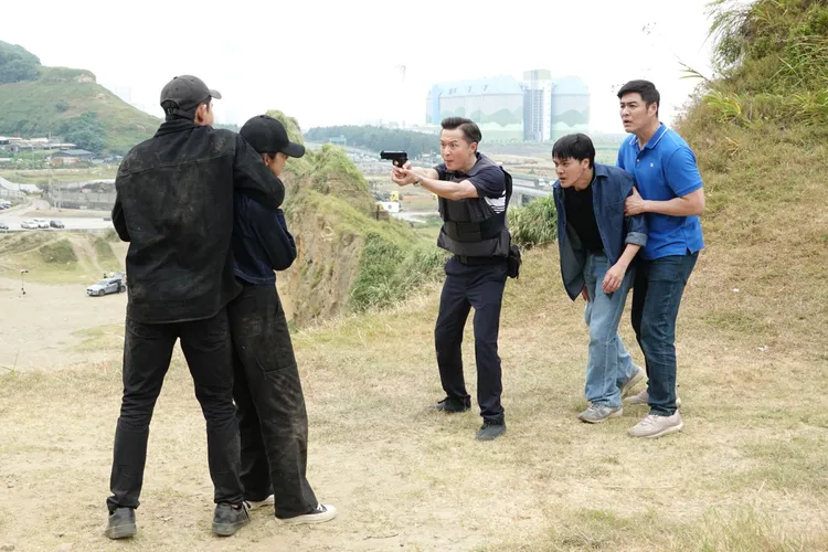 追逐戲驚險萬分，曾子益被劉至翰、何豪傑、黃文星逮捕。民視提供