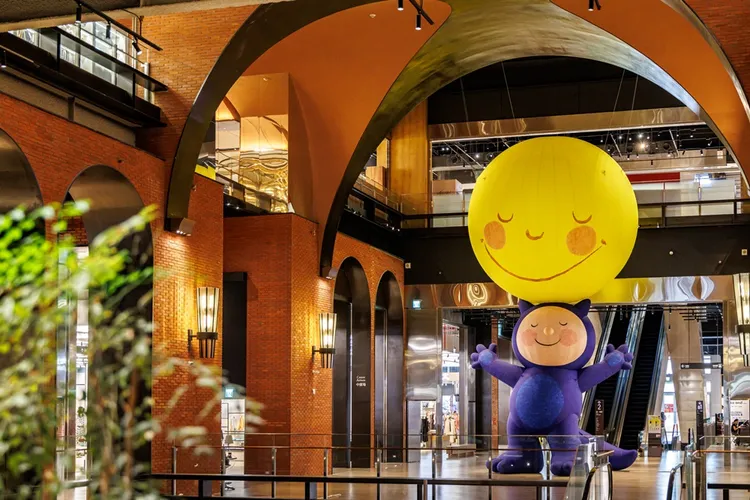 活動期間與「月亮男孩」裝置拍照打卡可抽幾米《月亮忘記了》杯墊。誠品提供