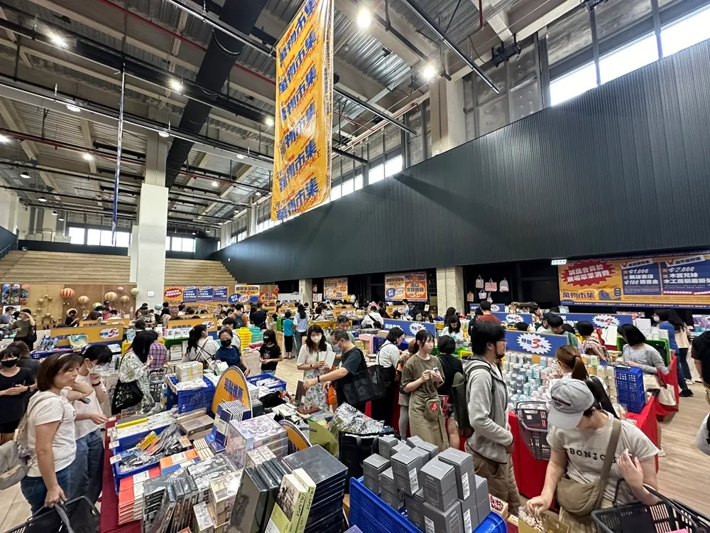 年度最大特卖盛会「万物市集」将于新店实验场登场,万件文具礼品最低1折起。诚品提供