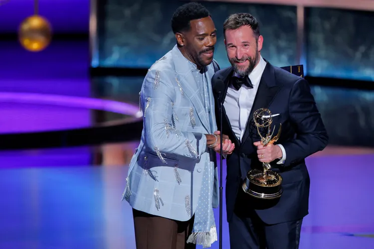 《匹茲堡醫魂》男主角諾亞懷利（右）領取艾美獎戲劇類視帝，難掩激動。路透