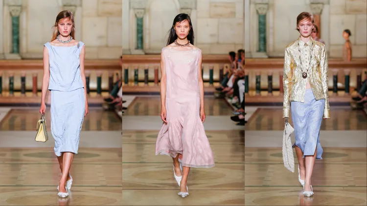 TORY BURCH 2026春夏系列選擇以褶皺金屬紗、碎絲綢等仿舊華麗材質點綴。品牌提供