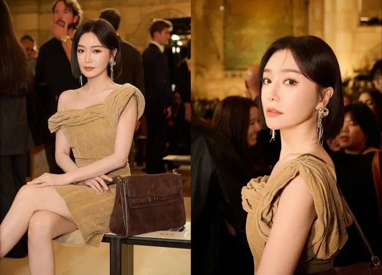 秦嵐以花紋天鵝絨洋裝搭配復古感的Lee Radziwill大型麂皮肩背包。品牌提供