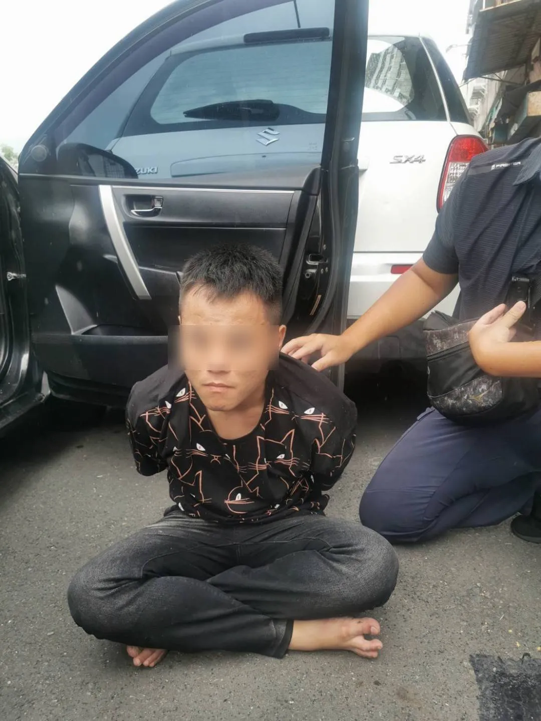 陳嫌開車衝撞警察,警察開4強制止。翻攝畫面