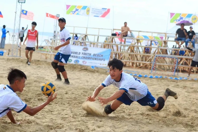 路竹高中贏得「2025年世界盃青少年沙灘巧固球錦標賽」15歲與18歲男子組賽事冠軍，為國爭光。翻攝畫面