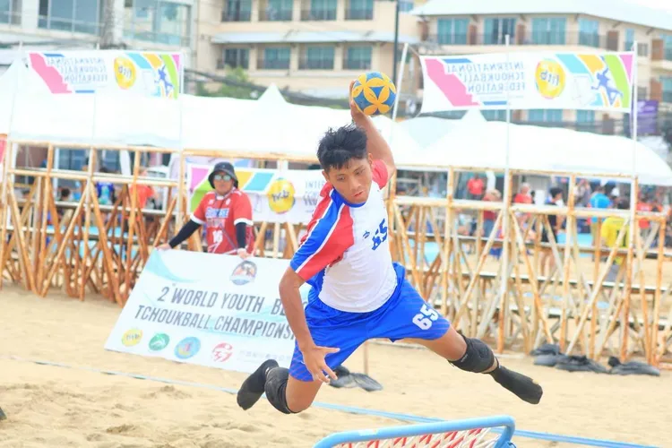 路竹高中贏得「2025年世界盃青少年沙灘巧固球錦標賽」15歲與18歲男子組賽事冠軍，為國爭光。翻攝畫面