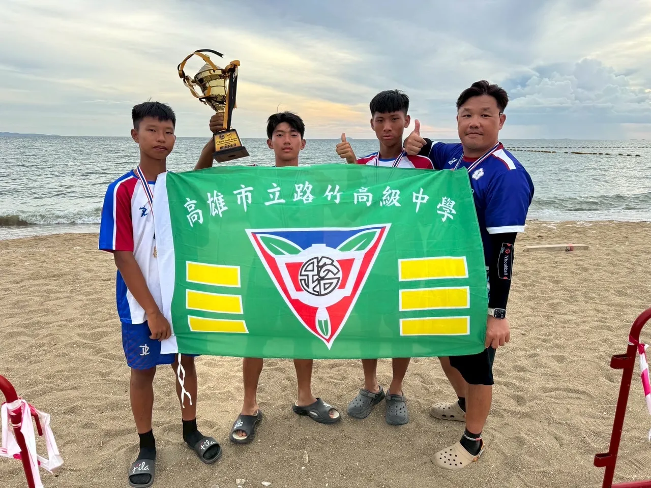 路竹高中贏得「2025年世界盃青少年沙灘巧固球錦標賽」15歲與18歲男子組賽事冠軍,為國爭光。翻攝畫面