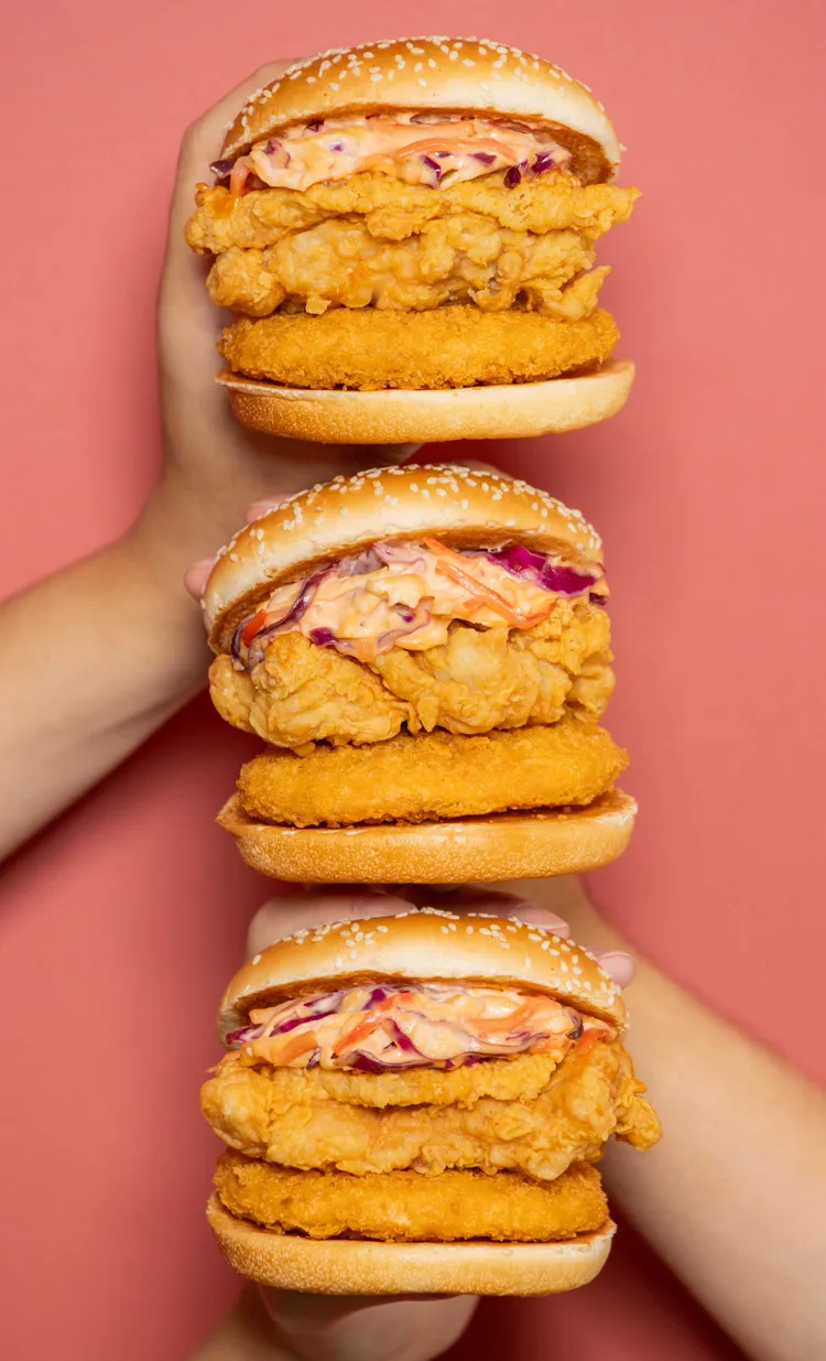 「惡魔果實咔啦海陸堡」將經典咔啦雞腿排結合金黃蝦排、特製蟹味醬，一次可吃海陸口味。肯德基提供