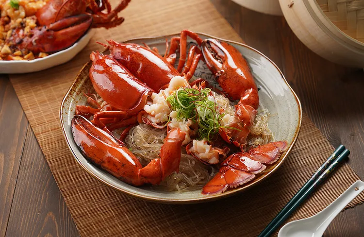 台南遠東香格里拉醉月樓餐廳秋宴佳餚「花雕．銀絲．蒸波龍」。業者提供