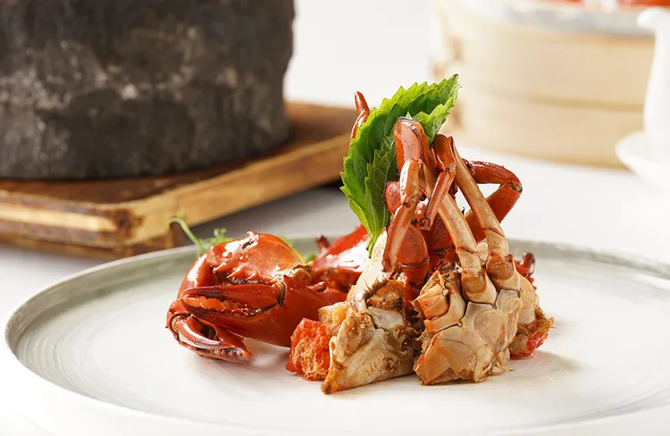 台南遠東香格里拉醉月樓餐廳推薦必點「楠西．梅汁．醉紅蟳」。業者提供